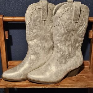 Women's Western Cowboy Boots in Silver
